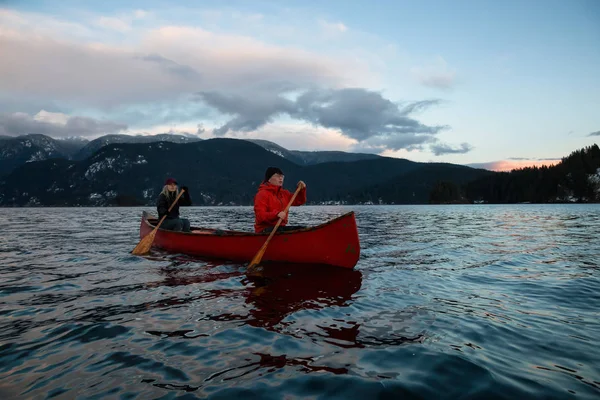 Alguns Amigos Uma Canoa Madeira Estão Remando Uma Entrada Cercada — Fotografia de Stock