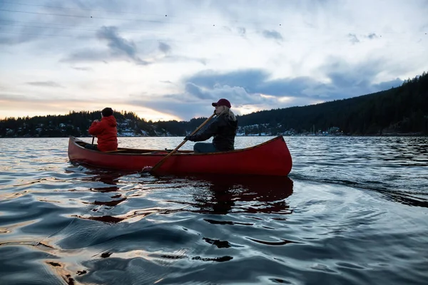 Några Vänner Trä Kanot Paddling Vik Omgiven Kanadensiska Bergen Levande — Stockfoto