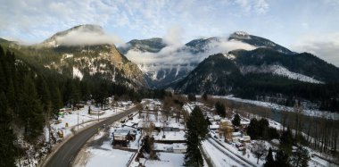 Yale kasaba, British Columbia, Kanada - 13 Ocak 2018 - hava panoramik kış döneminde dağlarla çevrili küçük bir köy.