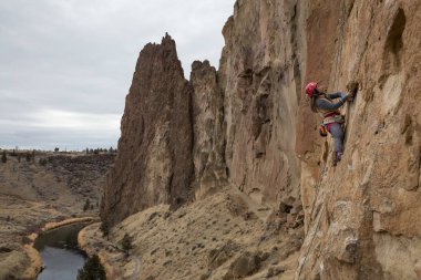 Kız dağcılık bulutlu kış gün boyunca. Smith Rock, Redmond, Oregon, Amerika'nın alınan.