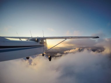 Küçük uçak uçuş sırasında canlı bir günbatımı güzel Kanada dağ manzara katmayın. Vancouver, British Columbia, Kanada kuzeyindeki alınan.