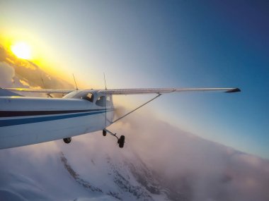 Küçük uçak uçuş sırasında canlı bir günbatımı güzel Kanada dağ manzara katmayın. Vancouver, British Columbia, Kanada kuzeyindeki alınan.