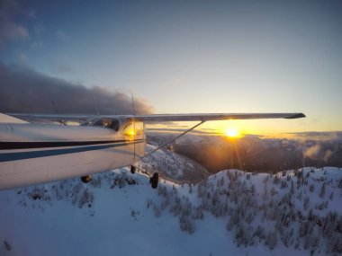 Küçük uçak uçuş sırasında canlı bir günbatımı güzel Kanada dağ manzara katmayın. Vancouver, British Columbia, Kanada kuzeyindeki alınan.