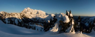 Canlı bir güneşli gün batımı sırasında güzel panoramik Amerikan dağ landcape. Baker Dağı, kuzeydoğu, Seattle, Washington, ABD'deki yakınındaki sanatçı noktasında alınan.