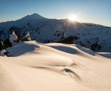 Canlı bir güneşli gün batımı sırasında güzel panoramik Amerikan dağ landcape. Baker Dağı, kuzeydoğu, Seattle, Washington, ABD'deki yakınındaki sanatçı noktasında alınan.