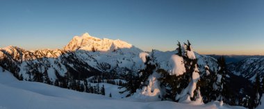 Canlı bir güneşli gün batımı sırasında güzel panoramik Amerikan dağ landcape. Baker Dağı, kuzeydoğu, Seattle, Washington, ABD'deki yakınındaki sanatçı noktasında alınan.