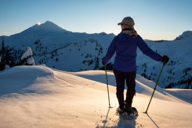 Maceracı kız güzel dağ manzara sırasında canlı bir gün batımı keyif alıyor. Sanatçı noktasına yakın Baker Dağı, kuzeydoğu Seattle, Washington, ABD alınan.