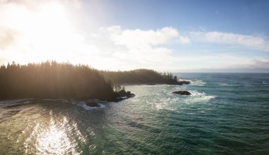 Canlı kış sabahı sırasında hava panoramik deniz manzarası görünümü. Estevan ve Ucluelet, Vancouver Adası, British Columbia, Kanada yakınlarında alınan.