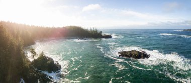 Canlı kış sabahı sırasında hava panoramik deniz manzarası görünümü. Estevan ve Ucluelet, Vancouver Adası, British Columbia, Kanada yakınlarında alınan.