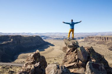 vadiye bakan bir dağ tepe üstünde ayakta adam. Fransız Coulee, Vantage, Washington, Amerika'da alınan.