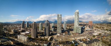 Burnaby, büyük Vancouver, British Columbia, Kanada - 3 Mart 2018: Hava panoramik Brentwood alışveriş merkezi ve konut binalar.