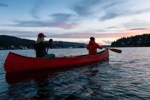 Para Przyjaciół Drewnianych Canoe Wiosłowaniu Wlot Otoczony Przez Kanadyjskie Góry — Zdjęcie stockowe