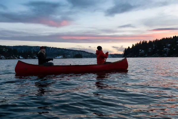 Para Przyjaciół Drewnianych Canoe Wiosłowaniu Wlot Otoczony Przez Kanadyjskie Góry — Zdjęcie stockowe