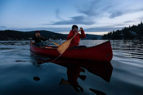 Par Amigos Una Canoa Madera Están Remando Una Ensenada Rodeada — Foto de Stock