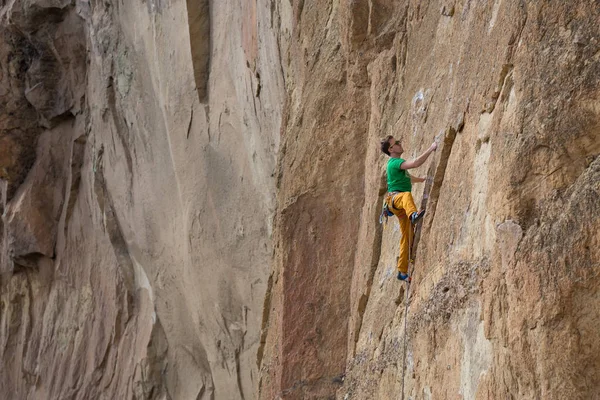 Hombre Aventurero Escalada Roca Lado Acantilado Empinado Durante Una Noche —  Fotos de Stock