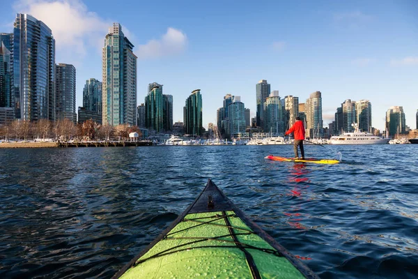 Jízdy Kajaku Pádlo Nalodění Coal Harbour Během Živé Slunečného Rána — Stock fotografie