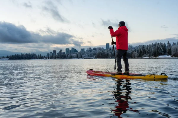 Odvážný Muž Pádlo Nástup Poblíž Stanley Park Downtown Panorama Pozadí — Stock fotografie