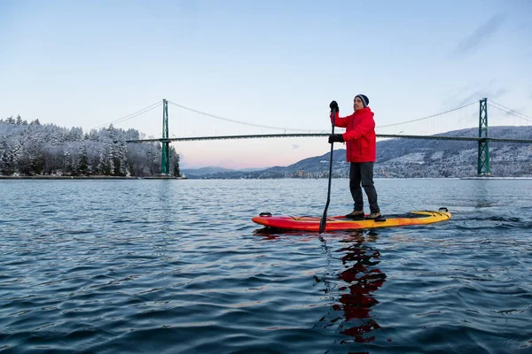 Homem Aventuroso Standup Paddle Board Está Enchendo Perto Lions Gate — Fotografia de Stock