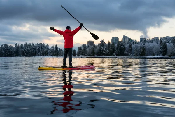 Odvážný Muž Pádlo Nástup Poblíž Stanley Park Downtown Panorama Pozadí — Stock fotografie