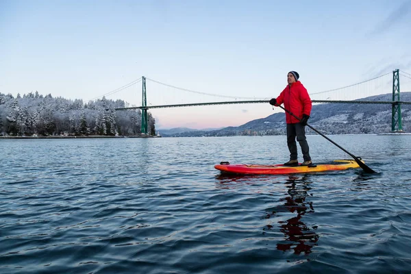 Homem Aventuroso Standup Paddle Board Está Enchendo Perto Lions Gate — Fotografia de Stock