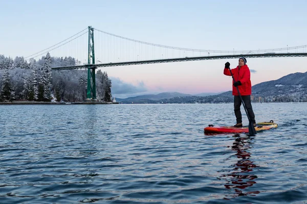 Odvážný Muž Standup Paddle Board Výplň Poblíž Lions Gate Bridge — Stock fotografie