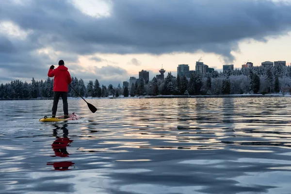 Avontuurlijke Mannetje Peddel Instappen Buurt Van Stanley Park Met Skyline — Stockfoto