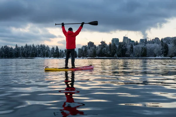 Adventurous Male Paddle Boarding Stanley Park Downtown City Skyline Background — Stock Photo, Image