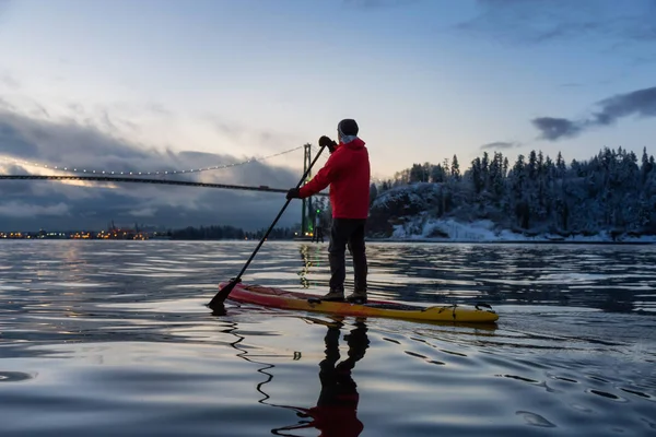 Homem Aventuroso Standup Paddle Board Está Enchendo Perto Lions Gate — Fotografia de Stock