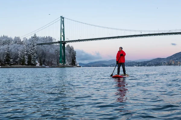 Odvážný Muž Standup Paddle Board Výplň Poblíž Lions Gate Bridge — Stock fotografie