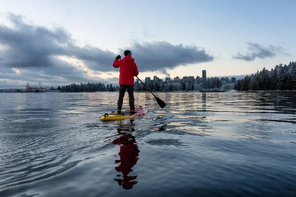 Odvážný Muž Pádlo Nástup Poblíž Stanley Park Downtown Panorama Pozadí — Stock fotografie