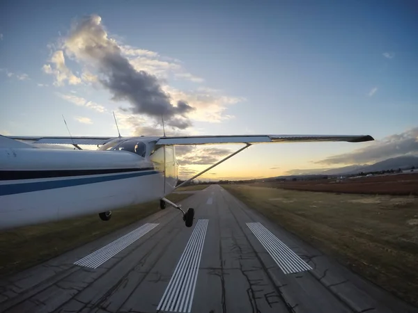在日落前一个充满活力的傍晚 小飞机从跑道起飞 在皮特牧场 大温哥华 不列颠哥伦比亚省 加拿大 — 图库照片
