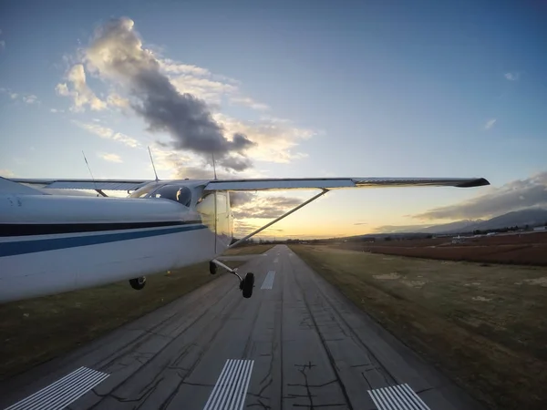 Pequeno Avião Decolando Uma Pista Durante Uma Noite Vibrante Antes — Fotografia de Stock