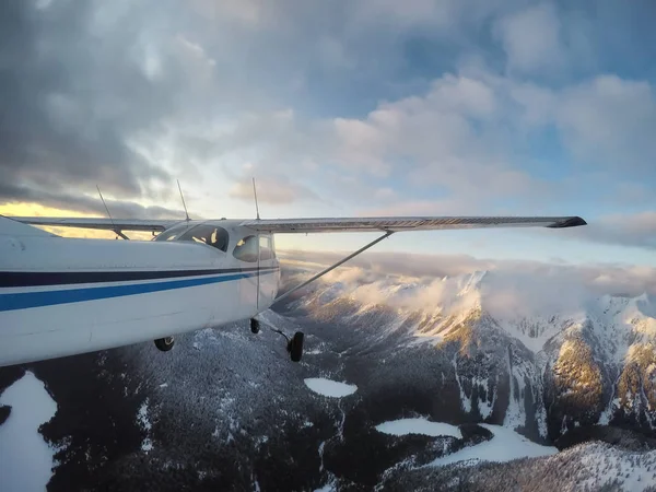 Pequeño Avión Volando Por Encima Del Hermoso Paisaje Montañoso Canadiense —  Fotos de Stock