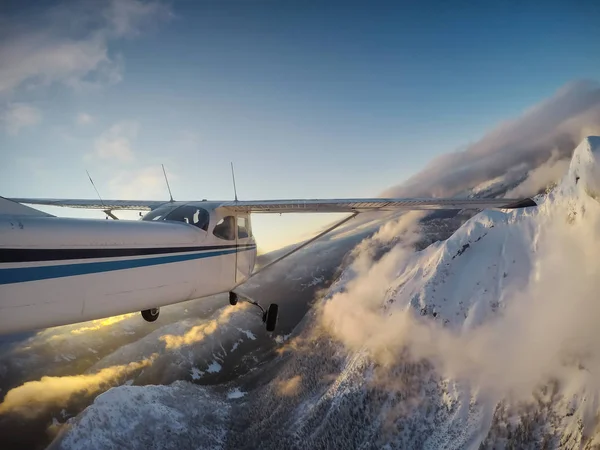 Pequeno Avião Sobrevoando Bela Paisagem Montanhosa Canadense Durante Pôr Sol — Fotografia de Stock