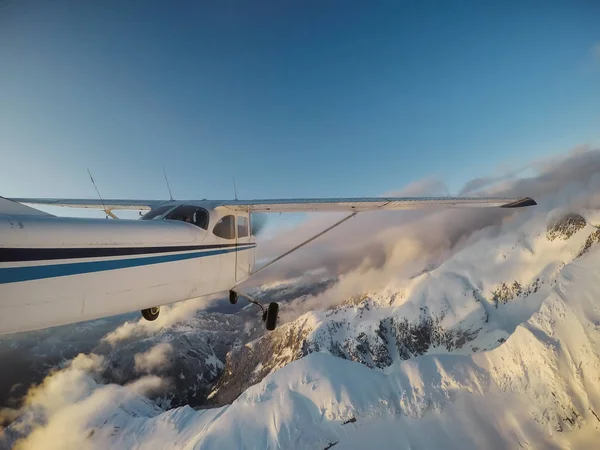 Pequeno Avião Sobrevoando Bela Paisagem Montanhosa Canadense Durante Pôr Sol — Fotografia de Stock