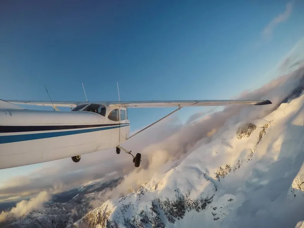 Klein Vliegtuig Vliegen Overtreffen Van Mooie Canadese Berglandschap Tijdens Een — Stockfoto