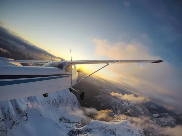 Pequeno Avião Sobrevoando Bela Paisagem Montanhosa Canadense Durante Pôr Sol — Fotografia de Stock