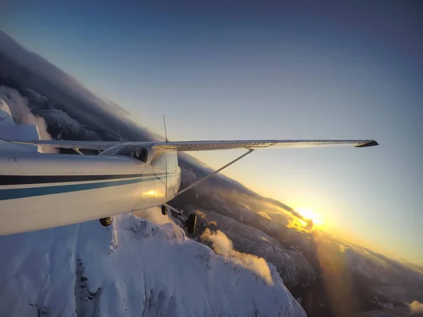 Pequeño Avión Volando Por Encima Del Hermoso Paisaje Montañoso Canadiense —  Fotos de Stock