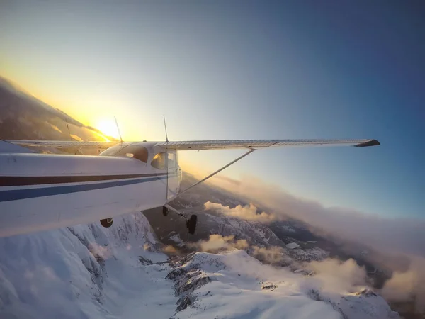 Pequeno Avião Sobrevoando Bela Paisagem Montanhosa Canadense Durante Pôr Sol — Fotografia de Stock