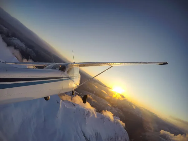 小飞机飞行上层建筑美丽的加拿大山风景在一个充满活力的日落期间 拍摄于加拿大不列颠哥伦比亚省温哥华以北 — 图库照片