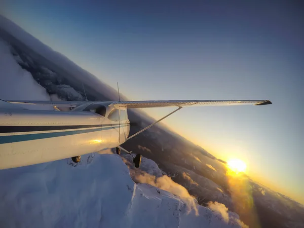 Piccolo Aeroplano Che Sorvola Bellissimo Paesaggio Montano Canadese Durante Vibrante — Foto Stock