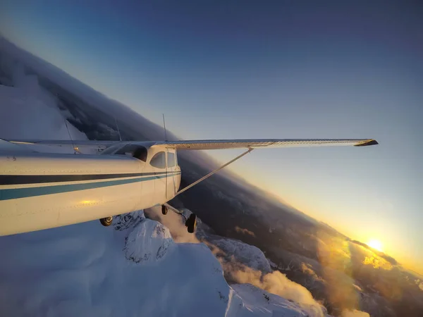 Pequeno Avião Sobrevoando Bela Paisagem Montanhosa Canadense Durante Pôr Sol — Fotografia de Stock