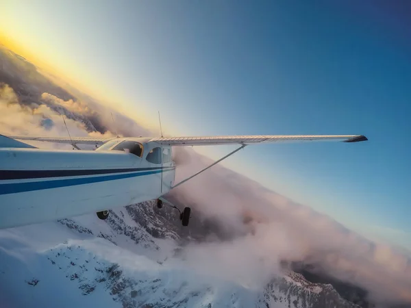 Küçük Uçak Uçuş Sırasında Canlı Bir Günbatımı Güzel Kanada Dağ — Stok fotoğraf
