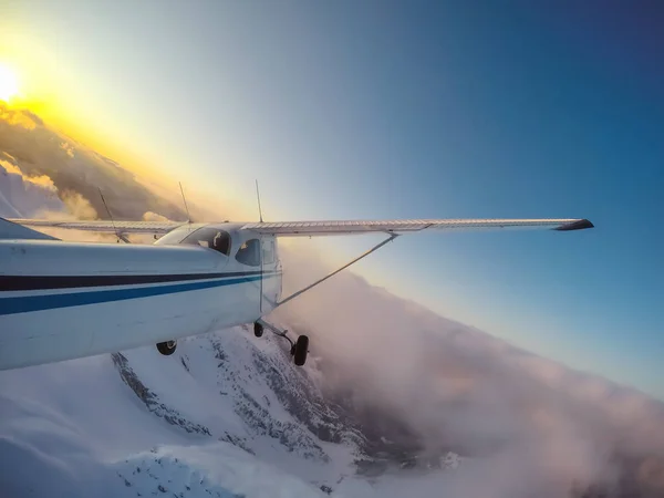 Klein Vliegtuig Vliegen Overtreffen Van Mooie Canadese Berglandschap Tijdens Een — Stockfoto