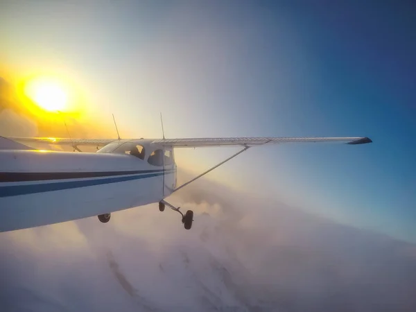 Pequeño Avión Volando Por Encima Del Hermoso Paisaje Montañoso Canadiense —  Fotos de Stock