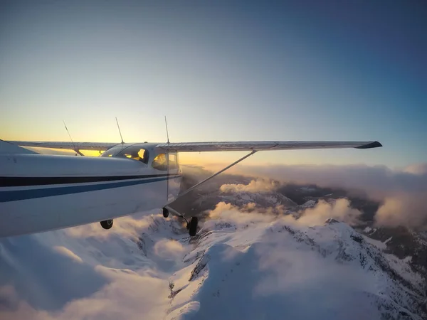 Kleines Flugzeug Das Während Eines Pulsierenden Sonnenuntergangs Über Der Wunderschönen — Stockfoto