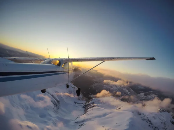 Kleines Flugzeug Das Während Eines Pulsierenden Sonnenuntergangs Über Der Wunderschönen — Stockfoto