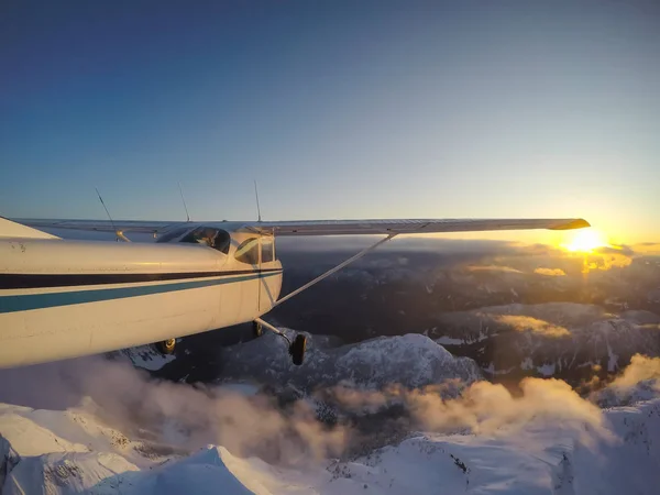 Pequeno Avião Sobrevoando Bela Paisagem Montanhosa Canadense Durante Pôr Sol — Fotografia de Stock