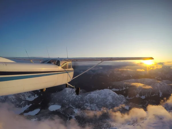 Pequeño Avión Volando Por Encima Del Hermoso Paisaje Montañoso Canadiense — Foto de Stock