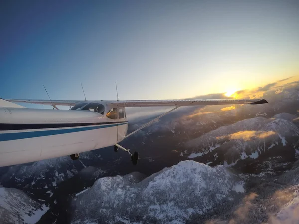 Pequeno Avião Sobrevoando Bela Paisagem Montanhosa Canadense Durante Pôr Sol — Fotografia de Stock